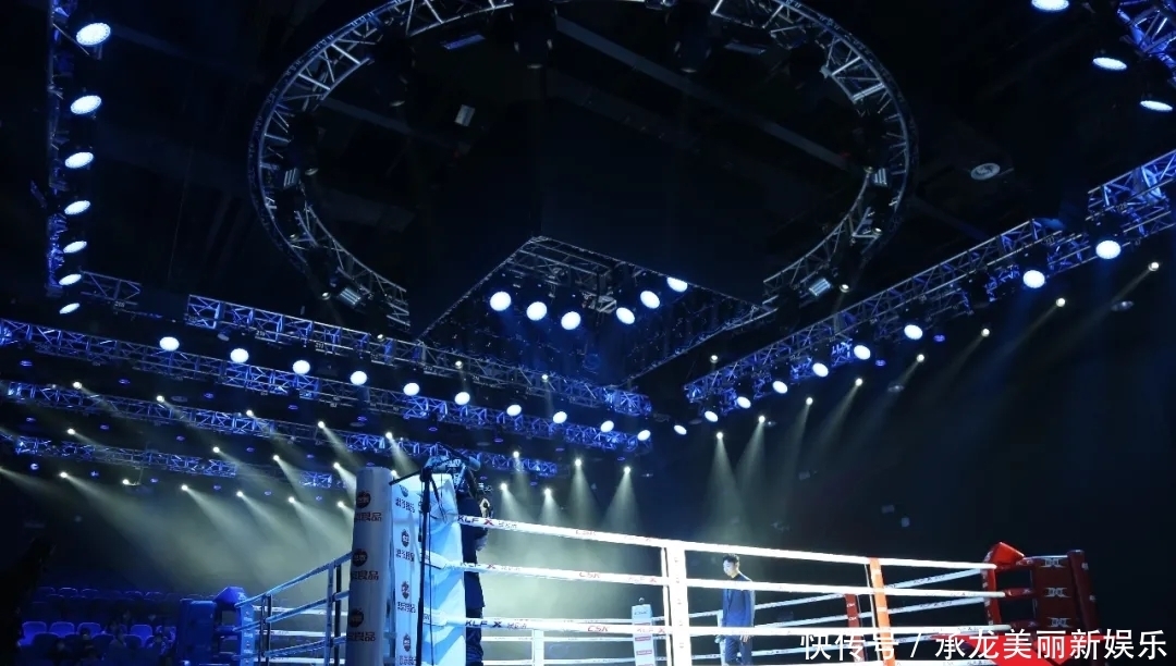 重庆：人形机器人拳击赛开打吸引民众围观