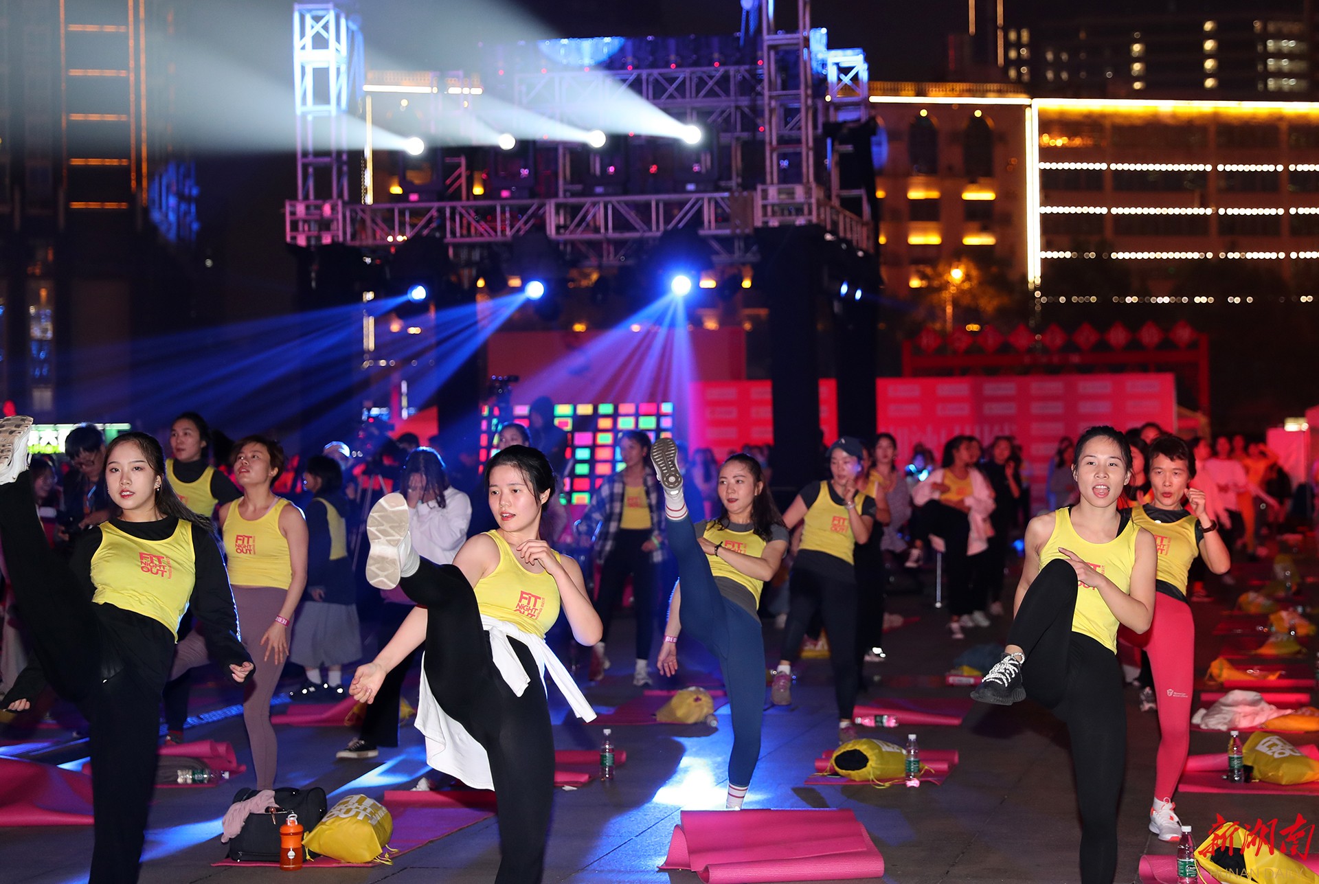 草坪市集花朵舞台过节新体验(图1)