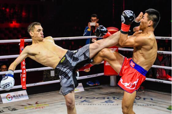 战报｜中国搏击运动员李冠均首回合KO对手以金腰带为新春贺礼！(图1)