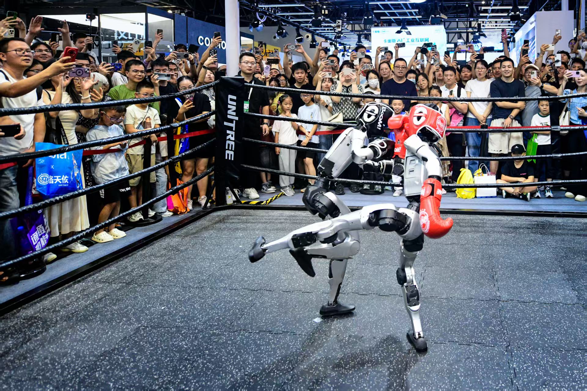 告别单一“暴力美学”？全球首个人形机器人格斗联赛转向技术验证与价值落地(图1)