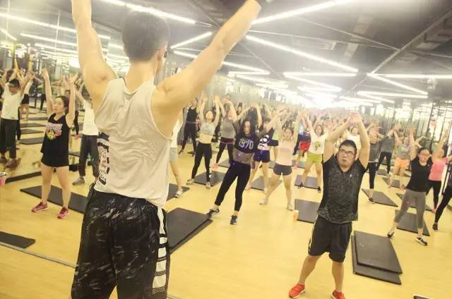 《狂暴搏击操》超酷搏击操适合冬天跳的健身操超爽！有氧健身操全(图1)