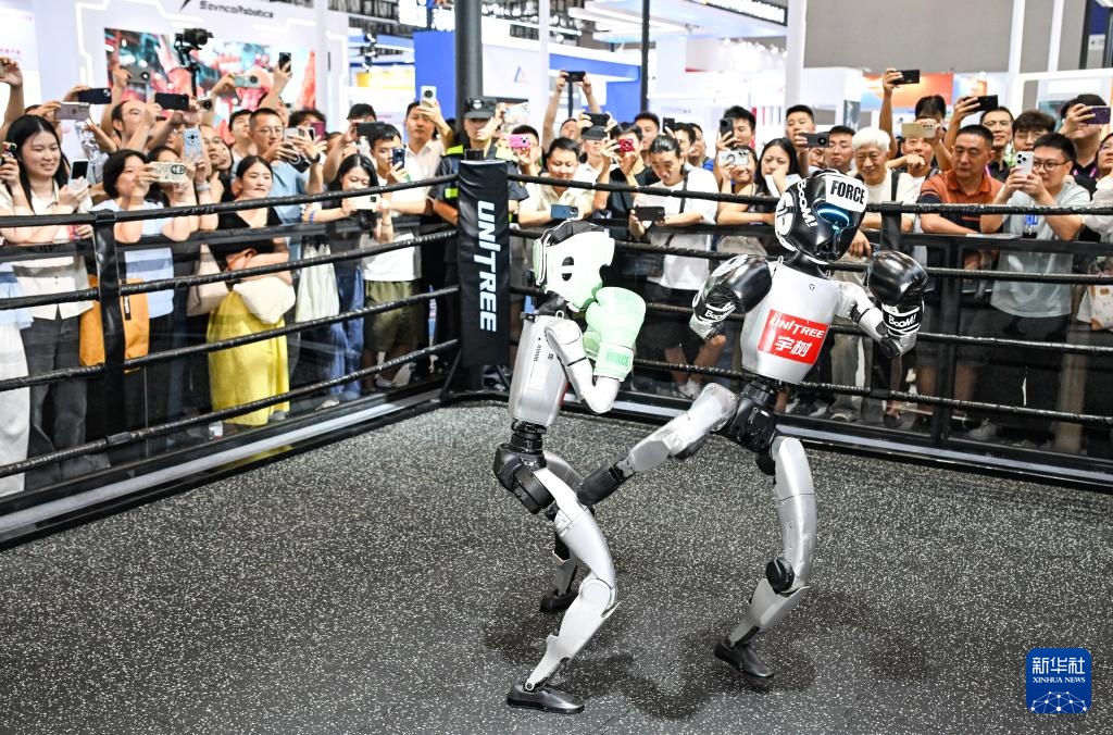 宇树科技C位出战！2025人形机器人拳王争霸赛震撼来袭(图1)